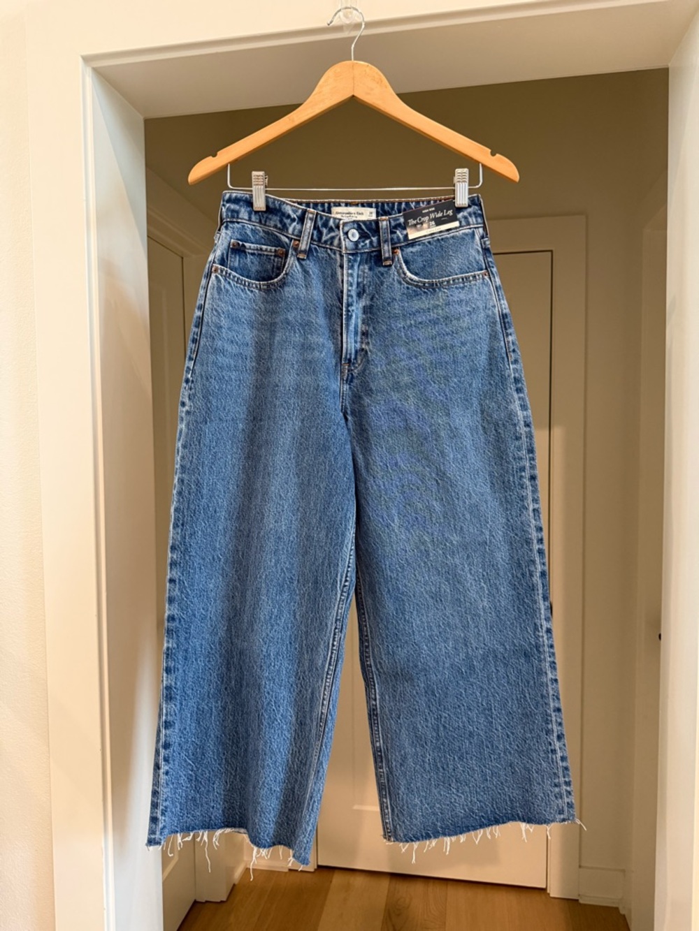 Abercrombie Curve Love High Rise
Cropped Wide Leg Jean - 26 Short - Dark Fray